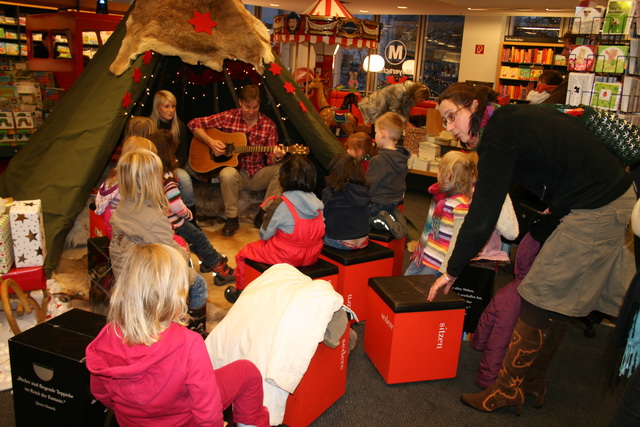 gal/2010/2010 Saitentwist Mayersche Buchhandlung Essen 03.12.Lesezelt Frau Kuehn Verein/2010 Saitentwist Mayersche 03.12. Lesezelt Frau Kuehn Essen 054.jpg